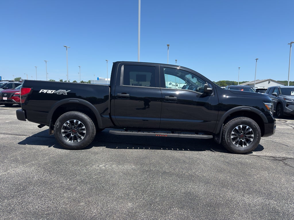 2023 Nissan TITAN Crew Cab PRO-4X 4x4
