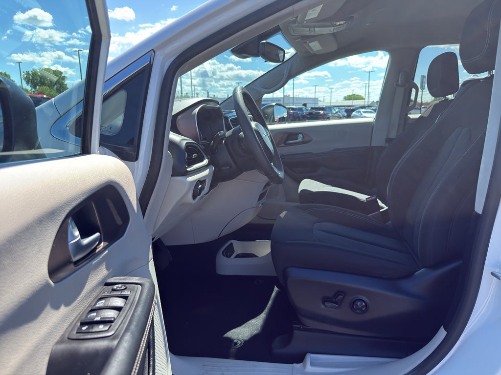2024 Chrysler Voyager LX