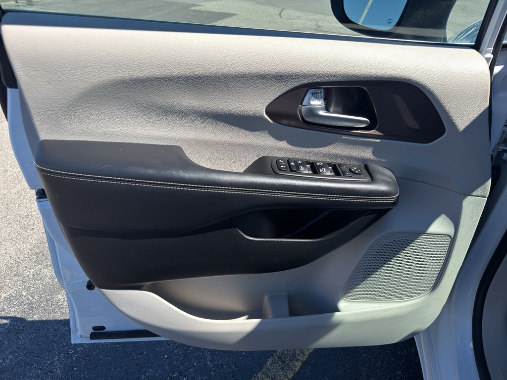 2024 Chrysler Voyager LX