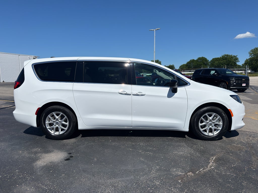 2024 Chrysler Voyager LX