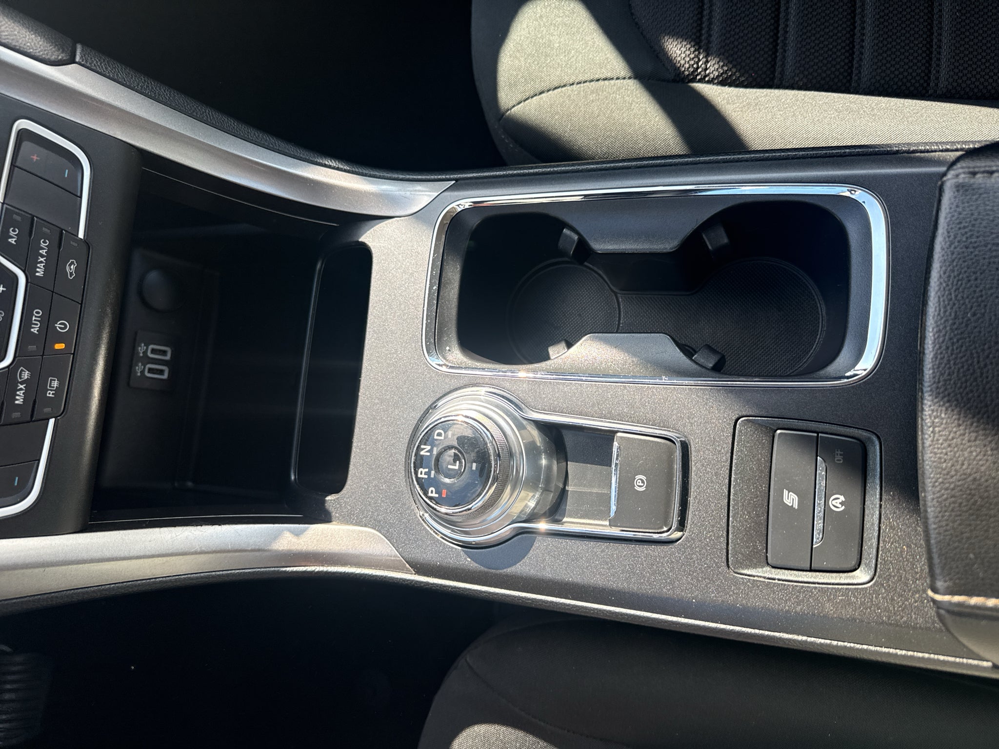 2020 Ford Fusion SE - Photo 9