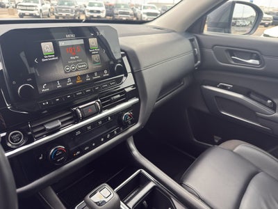 2024 Nissan Pathfinder SL