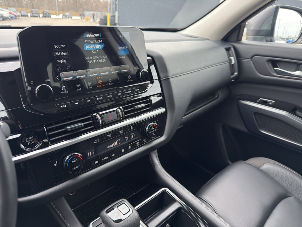 2025 Nissan Pathfinder SL