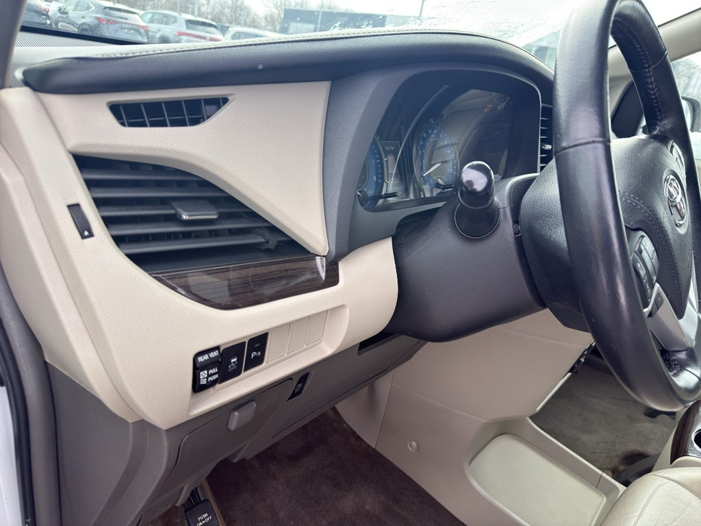 2018 Toyota Sienna XLE Auto Access Seat