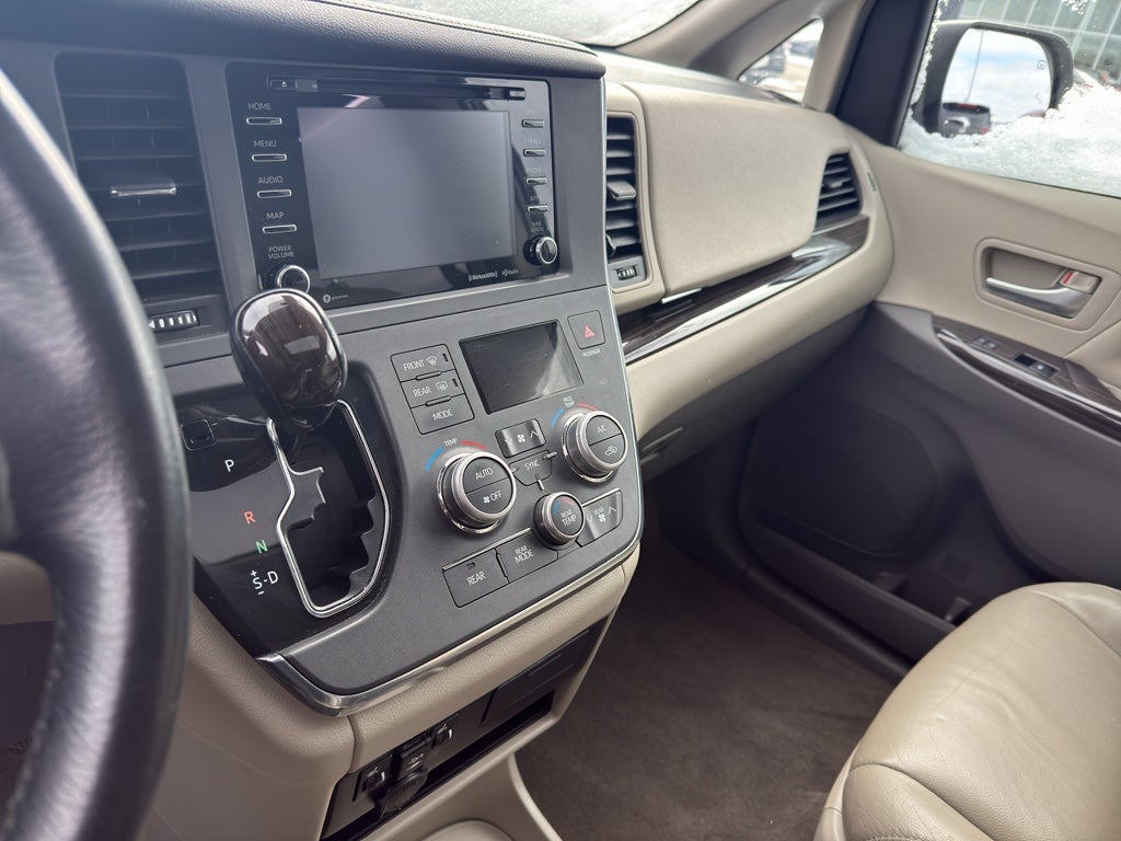 2018 Toyota Sienna XLE Auto Access Seat