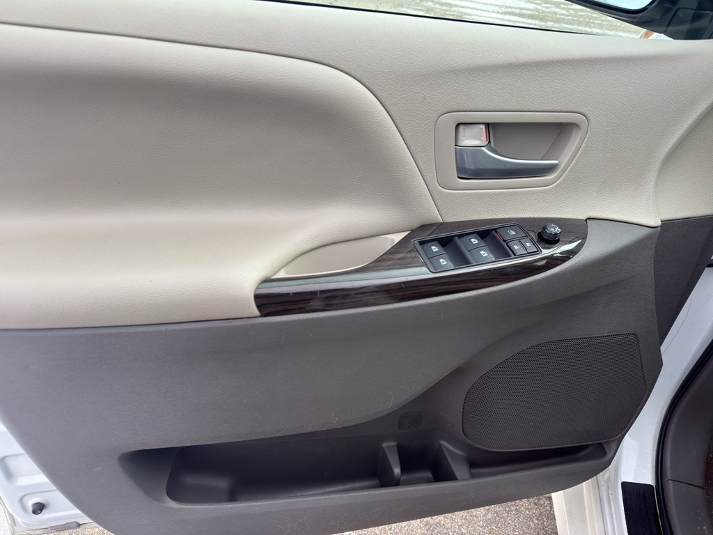 2018 Toyota Sienna XLE Auto Access Seat