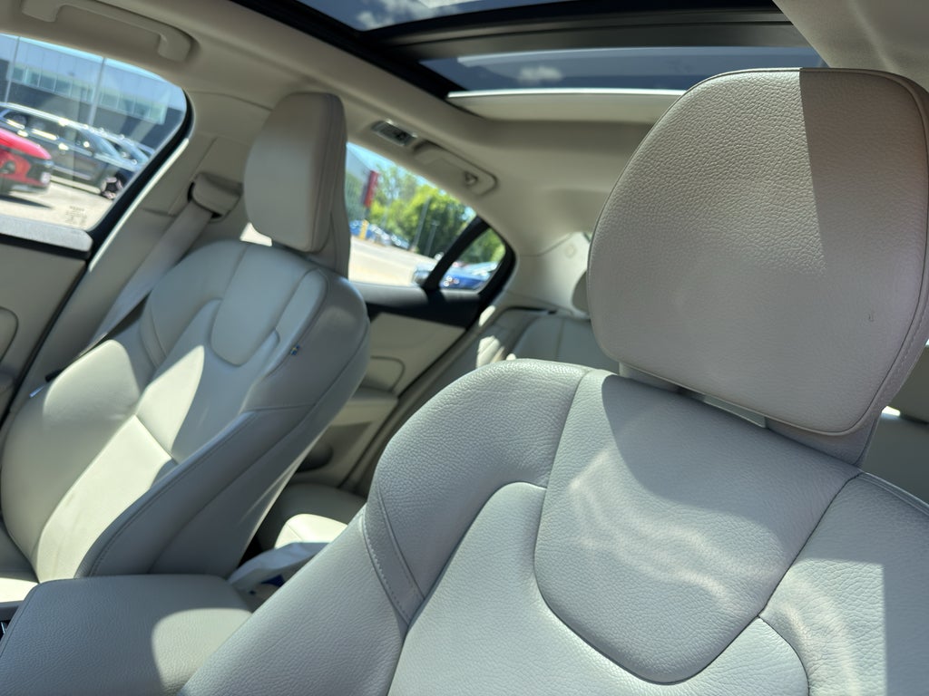 2022 Volvo S60 Momentum